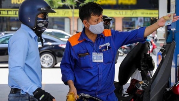 Giá xăng giảm, giá dầu tăng