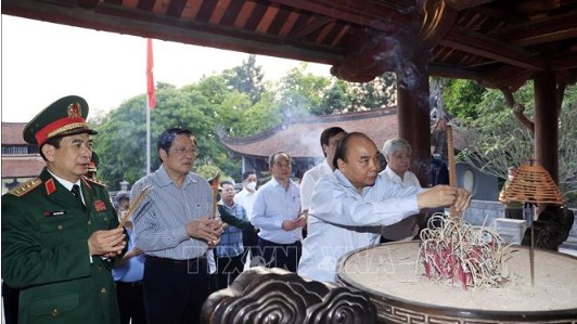 Chủ tịch nước Nguyễn Xuân Phúc dâng hương Tổ Mẫu Âu Cơ và Quốc tổ Lạc Long Quân