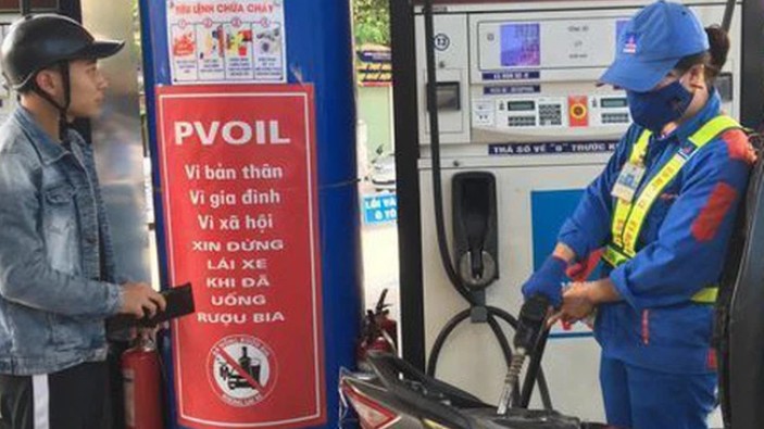 Giá xăng tiếp tục giảm gần 900 đồng/lít