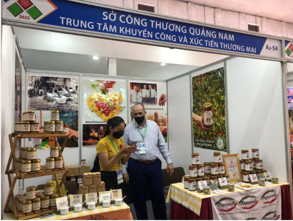 Khách tham quan được trải nghiệm, sử dụng sản phẩm của tỉnh Quảng Nam Khách tham quan được trải nghiệm, sử dụng sản phẩm của tỉnh Quảng Nam