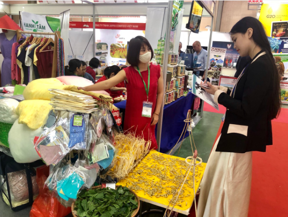 Gian hàng trưng bày và giới thiệu các sản phẩm được làm từ từ tơ tằm Gian hàng trưng bày và giới thiệu các sản phẩm được làm từ từ tơ tằm