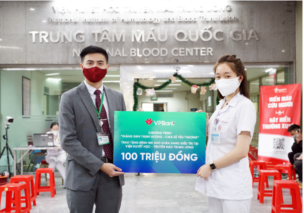 VPBank trao tặng 100 triệu đồng, hỗ trợ bệnh nhi khó khăn tại Viện Huyết học và Truyền máu TW