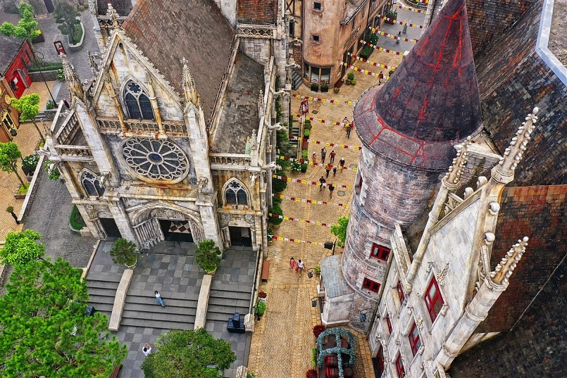 Sun World Ba Na Hills – Khu du lịch từng khiến cả thế giới trầm trồ với tuyệt phẩm Cầu Vàng Sun World Ba Na Hills – Khu du lịch từng khiến cả thế giới trầm trồ với tuyệt phẩm Cầu Vàng