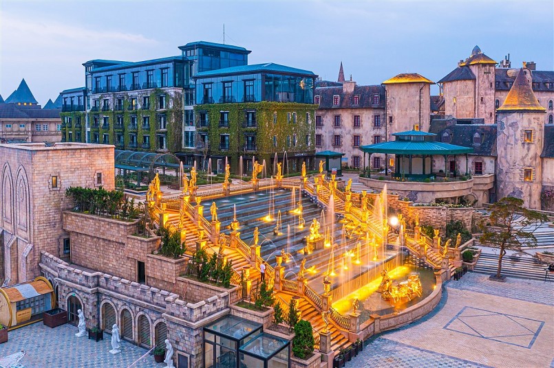 Thác Thần Mặt trời – công trình do Sun Group kết hợp với gia tộc Frilli mang đến bất ngờ cho du khách khi trở lại Bà Nà mùa hè năm nay Thác Thần Mặt trời – công trình do Sun Group kết hợp với gia tộc Frilli mang đến bất ngờ cho du khách khi trở lại Bà Nà mùa hè năm nay