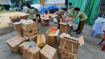 An Giang: Tạm giữ lượng lớn đồ chơi Rubik và thực phẩm