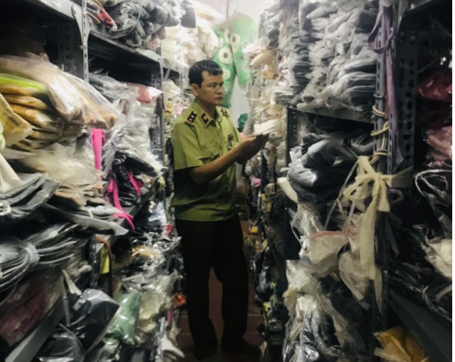 Vĩnh Phúc: Tạm giữ gần 1.000 sản phẩm nhãn hiệu GUCCI, ADIDAS, CHANEL và DIOR giả mạo