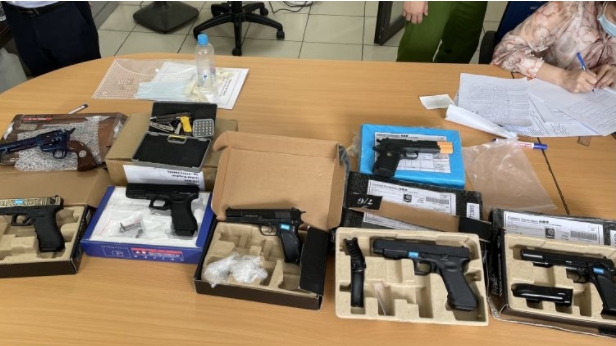 Hà Nội: Phát hiện nhiều phụ kiện và sản phẩm hình dạng súng qua gói hàng chuyển phát nhanh