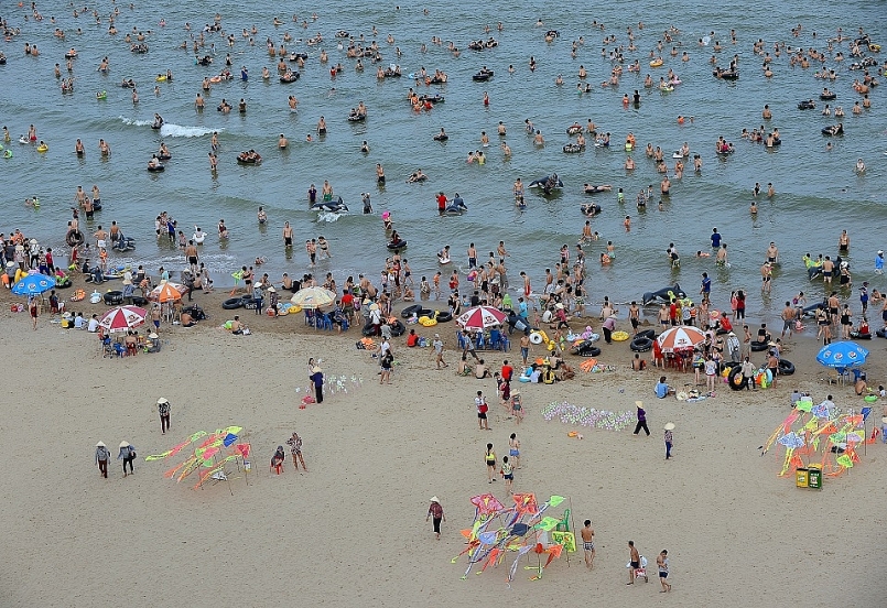Du khách tắm biển tại Sầm Sơn mỗi dịp hè