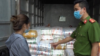 Lào Cai: Bắt giữ xe tải chở 1.530 ống mỳ, 420 hộp nguyên liệu trà sữa không rõ nguồn gốc