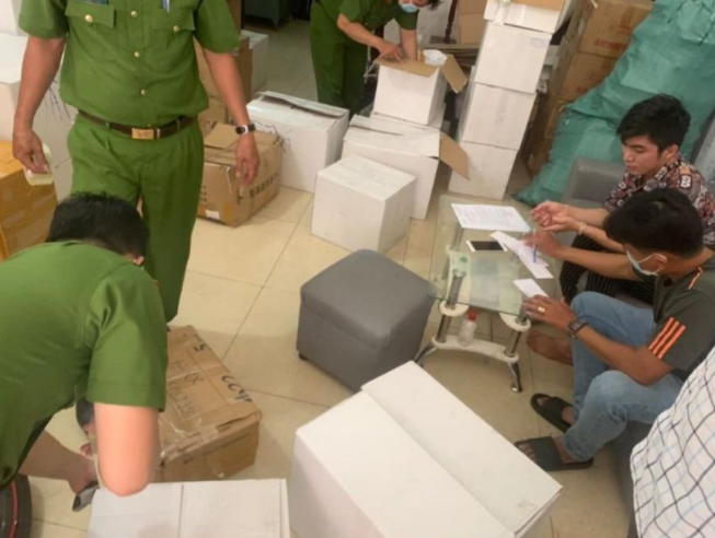 Lực lượng chức năng đang kiểm tra, lập biên bản số hàng mỹ phẩm không rõ nguồn gốc xuất xứ.