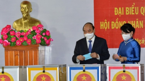 Chủ tịch nước Nguyễn Xuân Phúc bỏ phiếu bầu cử tại TP Hồ Chí Minh