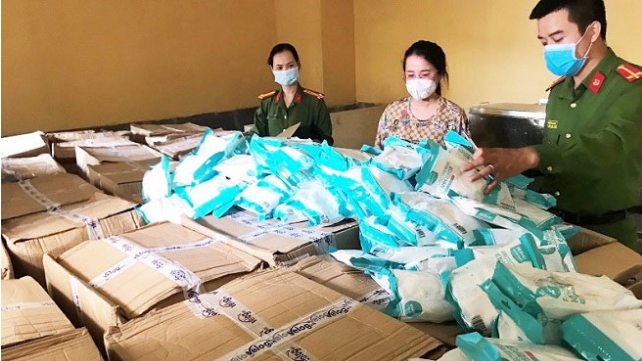 Hà Nội: Thu giữ hơn 71.000 chiếc khẩu trang y tế không rõ nguồn gốc