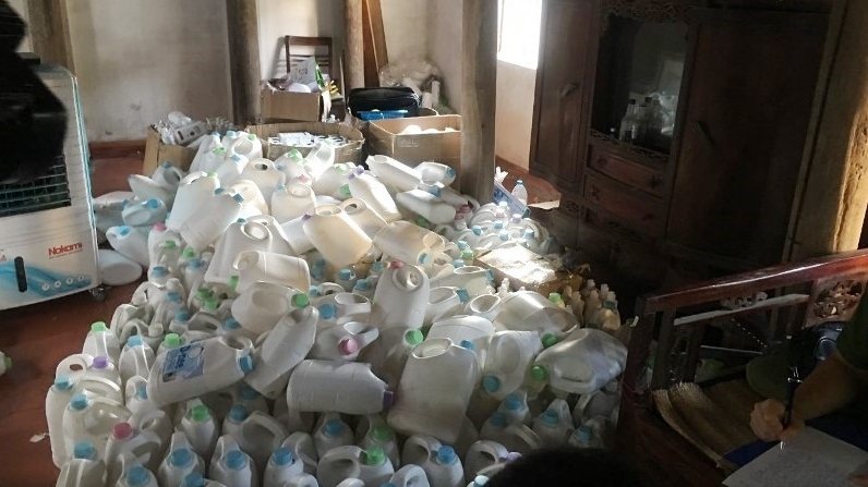 Thanh Hóa: Phát hiện cơ sở sản xuất nước giặt, dầu gội đầu giả mạo nhãn hiệu