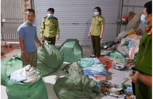 Lực lượng chức năng kiểm tra, phát hiện số áo chống nắng mang nhãn hiệu GU