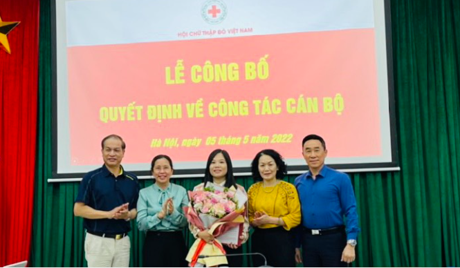 Chủ tịch Hội Chữ thập đỏ Việt Nam Bùi Thị Hòa cùng các đồng chí trong Thường vụ tặng hoa chúc mừng tân Tổng Biên tập Tạp chí Nhân đạo Nguyễn Thu Trang.