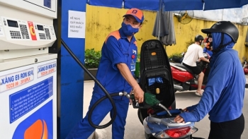 Giá xăng lập kỷ lục mới, sát mốc 30.000 đồng/lít