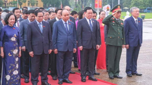 Lãnh đạo Đảng, Nhà nước và các đại biểu Quốc hội vào lăng viếng Chủ tịch Hồ Chí Minh trước khai mạc Kỳ họp thứ 3