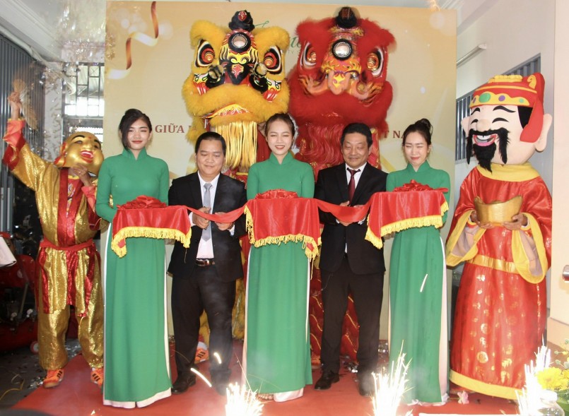 Các đại biểu thực hiện nghi lễ cắt băng thành lập trường.