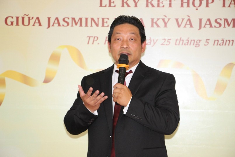 ông Lê Thanh Lâm - Hiệu trưởng nhà Trường đào tạo nghề thẩm mỹ Jasmine Beauty Việt Nam (Jasmine Beauty School Việt Nam) phát biểu tại buổi lễ