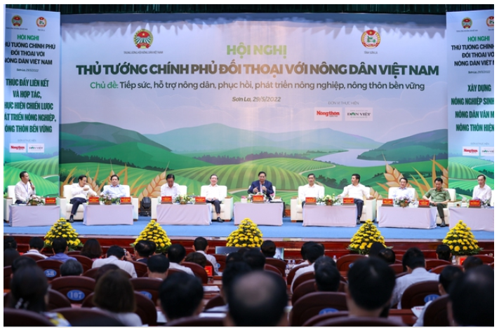 Thủ tướng Phạm Minh Chính cùng lãnh đạo các bộ, ngành điều hành Hội nghị đối thoại - Ảnh: VGP/Nhật Bắc