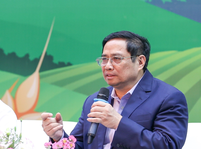 Thủ tướng yêu cầu các bộ, các ngành, các cấp phải phối hợp chặt chẽ, hiệu quả hơn, cùng cả hệ thống chính trị, dưới sự lãnh đạo của Đảng, để cùng ngành nông nghiệp, cùng người nông dân giải quyết các khó khăn đang hiện hữu và cả những khó khăn trong tương lai có thể xuất hiện mà chúng ta chưa dự báo được. Ảnh: VGP
