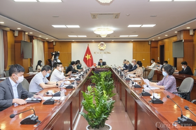 Bộ trưởng Nguyễn Hồng Diên đề nghị cơ quan chức năng hai nước tại các cửa khẩu xem xét thực hiện một số biện pháp như kéo dài thời gian thông quan, mở “luồng xanh”, thực hiện “hẹn giờ thông quan từ xa” ...