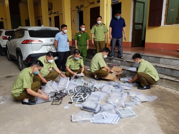 Lạng Sơn: Tiêu hủy hàng trăm điện thoại di động và màn hình máy tính bảng nhập lậu