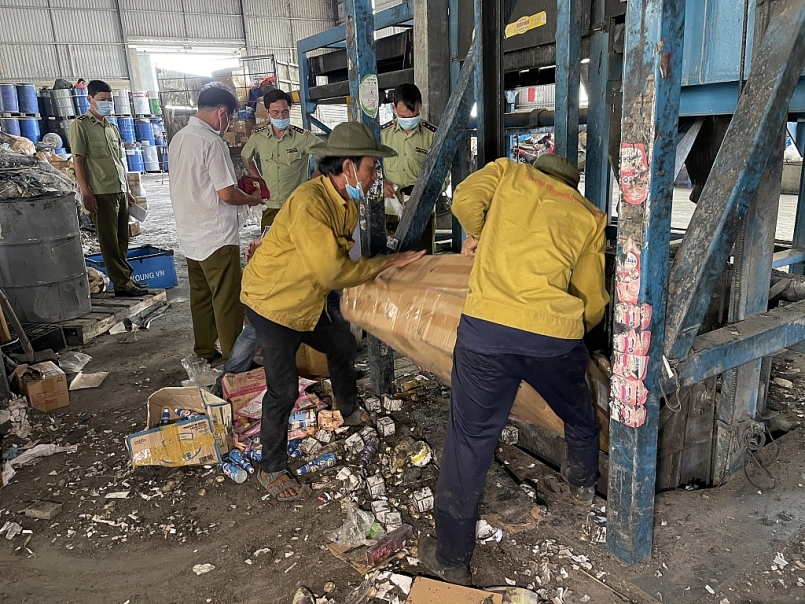 Lực lượng chức năng tỉnh Vĩnh Long tiến hành tiêu hủy hàng hóa vi phạm