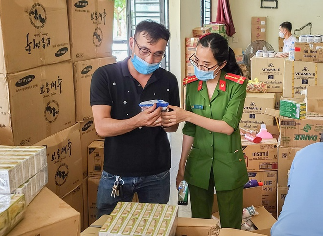 Lực lượng chức năng kiểm tra hàng hóa tại kho do ông T làm chủ