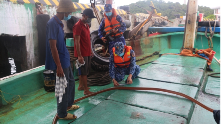 Cảnh sát biển bắt giữ tàu vận chuyển 40.000 lít dầu DO không rõ nguồn gốc