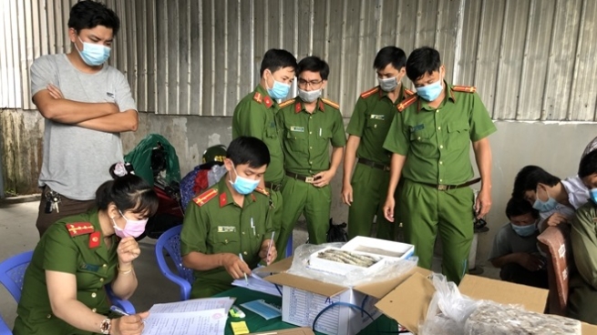 Cà Mau: Bắt xe container vận chuyển số lượng “khủng” tôm chứa tạp chất Agar