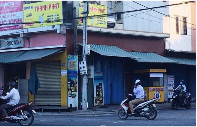 Cơ sở sản xuất bánh mỳ Thành Phát, vì hành vi sản xuất, chế biến, cung cấp, bán thực phẩm không đáp ứng quy định về an toàn thực phẩm làm 26 người bị ngộ độc phải đi bệnh viện cấp cứu. Ảnh: B.Đ