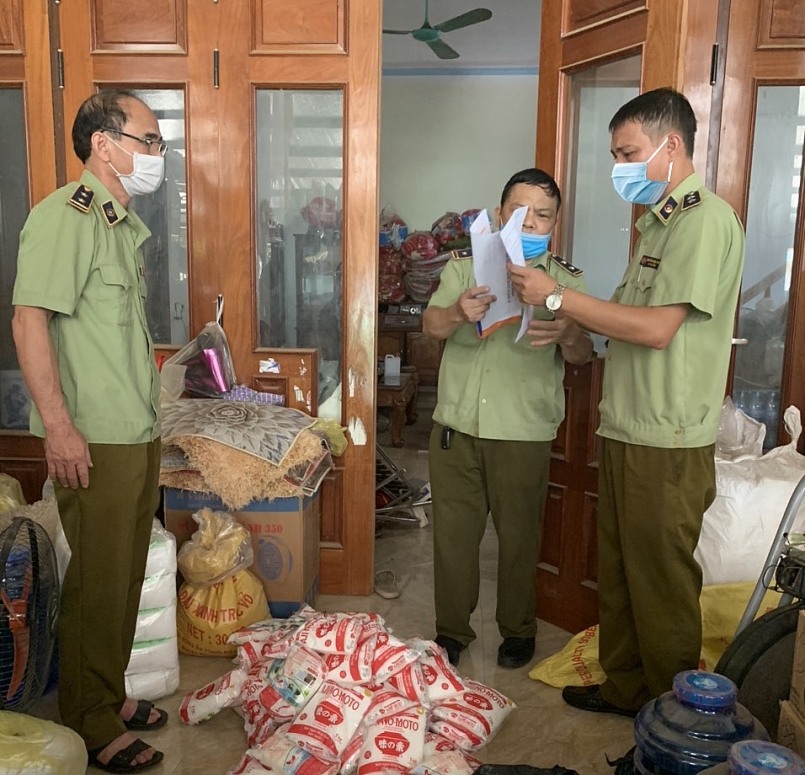 Đội Quản lý thị trường số 4, số 5 phối hợp kiểm tra cơ sở kinh doanh trên địa bàn huyện NaHang – tỉnh Tuyên Quang