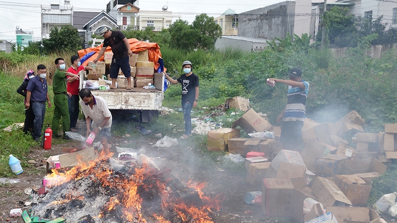 An Giang: Tiêu hủy hàng nghìn sản phẩm nhập lậu
