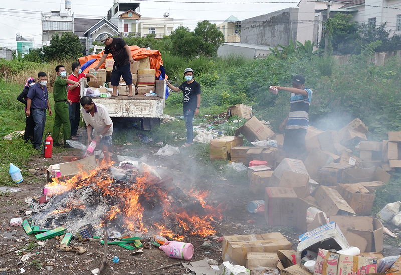 Lực lượng chức năng An Giang tiêu hủy hàng lậu (Ảnh: Công an An Giang) Lực lượng chức năng An Giang tiêu hủy hàng lậu (Ảnh: Công an An Giang)