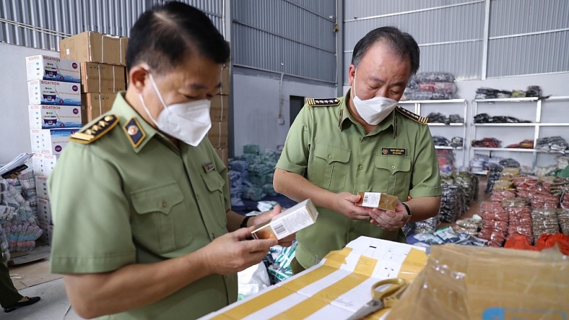 Tổng Cục trưởng Trần Hữu Linh (phải) di chuyển từ Hưng Yên về kho hàng tại ngõ 691 Bát Khối để kiểm tra hàng hóa