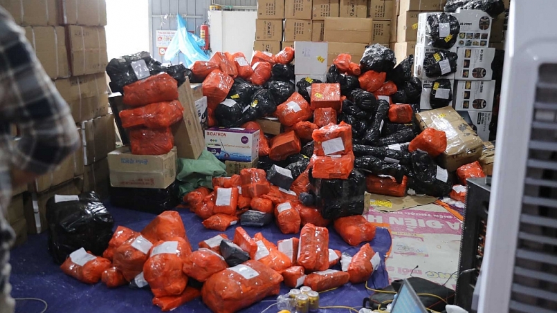 ... cùng các đơn hàng đã đóng gõi sẵn...