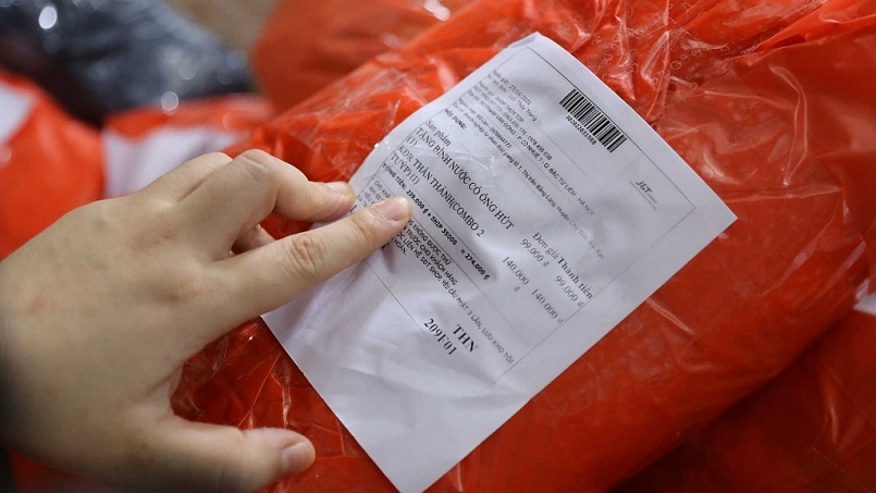 ... với tên, địa chỉ người nhận sẵn sàng giao cho đơn vị vận chuyển