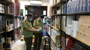 Hà Nội: Đột kích, bắt giữ kho nước hoa “khủng” nhập lậu