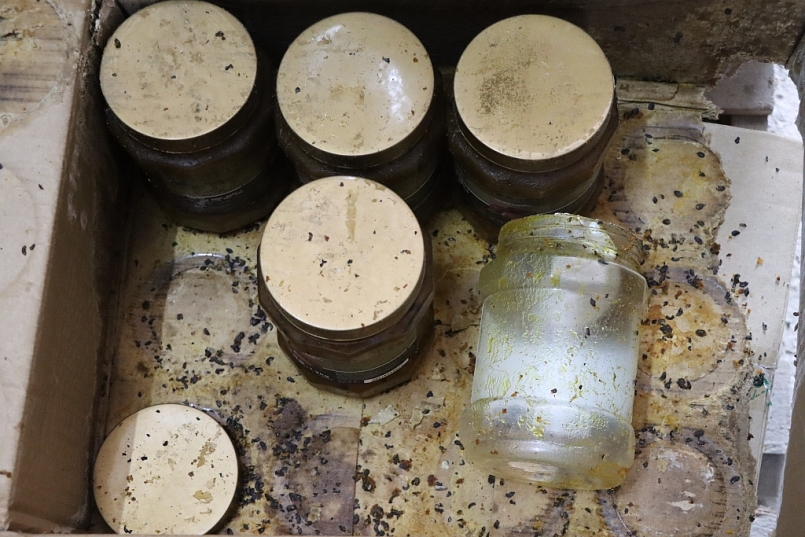 Trong địa điểm chứa trữ sản phẩm có nhiều loại không đảm bảo vệ sinh an toàn thực phẩm