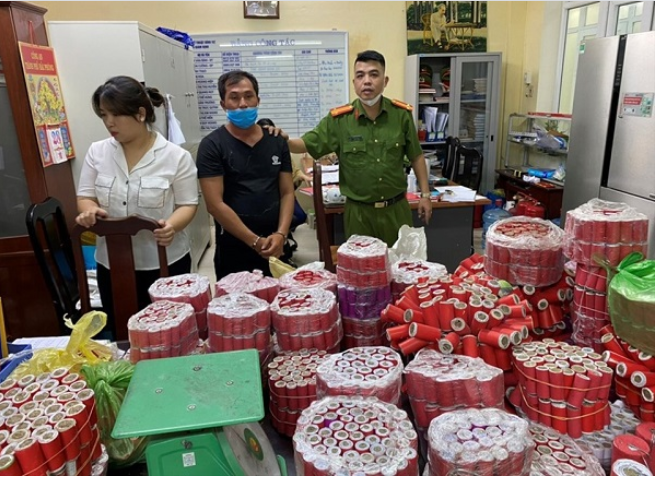 Đối tượng Mạnh cùng tang vật. Ảnh Công an Hải Phòng Đối tượng Mạnh cùng tang vật. Ảnh Công an Hải Phòng