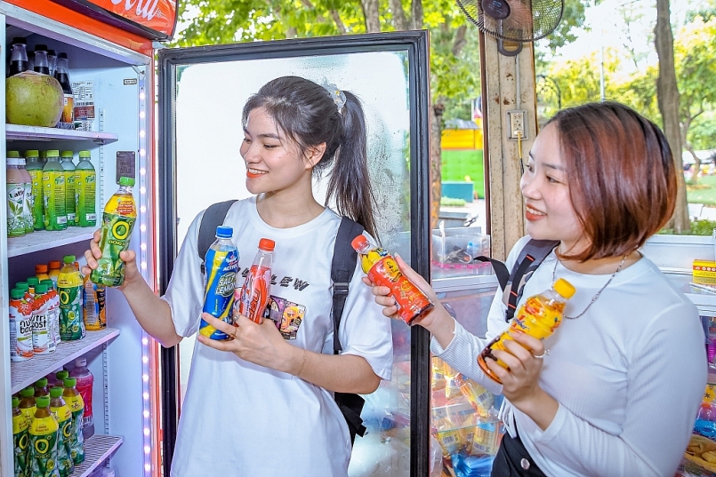 Các bạn trẻ háo hức lựa chọn các sản phẩm để giải khát và tham gia chương trình Xé ngay trúng liền. (Hình tư liệu tháng 4/2021)