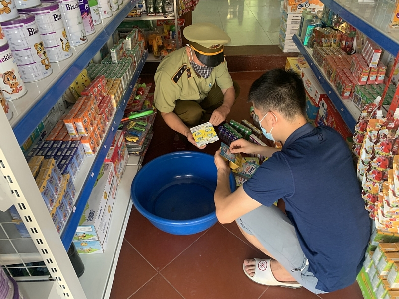 Nhiều hàng hóa, thực phẩm đã quá hạn sử dụng vẫn ngang nhiên bày bán. Ảnh: Cục QLTT Lạng Sơn 