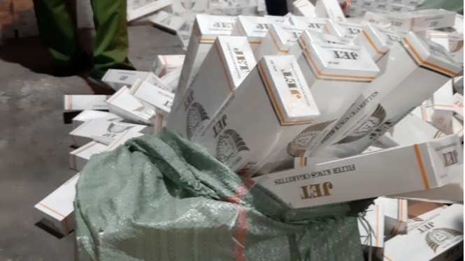 Tây Ninh: Bắt giữ 2 đối tượng vận chuyển gần 3.000 bao thuốc là ngoại nhập lậu