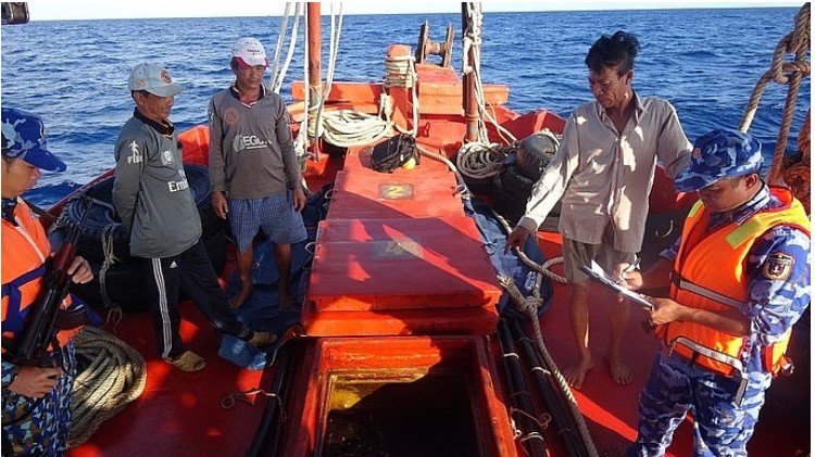 Bắt giữ tàu vận chuyển hơn 40.000 lít dầu DO trái phép