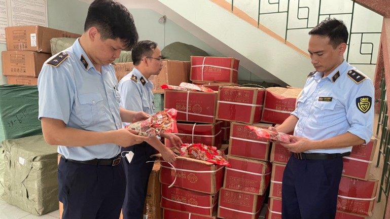 Lào Cai: Tạm giữ 1600 gói ô mai không có hóa đơn chứng từ
