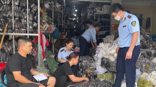 Thu giữ hàng nghìn sản phẩm vi phạm tại Cửa hàng Ruby Thái Nguyên