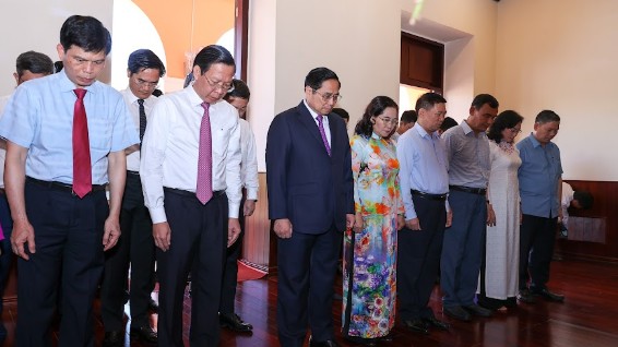 Thủ tướng dâng hương tưởng nhớ Chủ tịch Hồ Chí Minh, kỷ niệm 111 năm Ngày Người ra đi tìm đường cứu nước