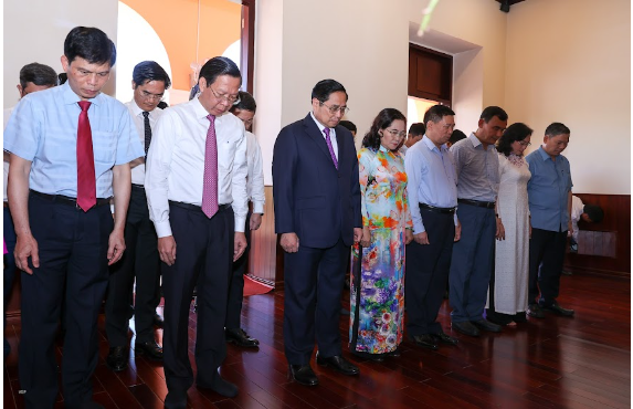 Thủ tướng dâng hương tưởng nhớ Chủ tịch Hồ Chí Minh, kỷ niệm 111 năm Ngày Người ra đi tìm đường cứu nước