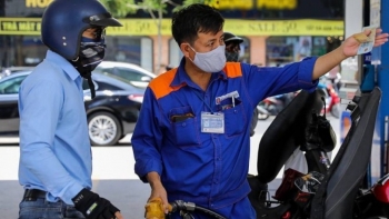 Giá xăng vượt 32.000 đồng/lít